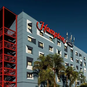 Hampton By Hilton Airport גווארולוס